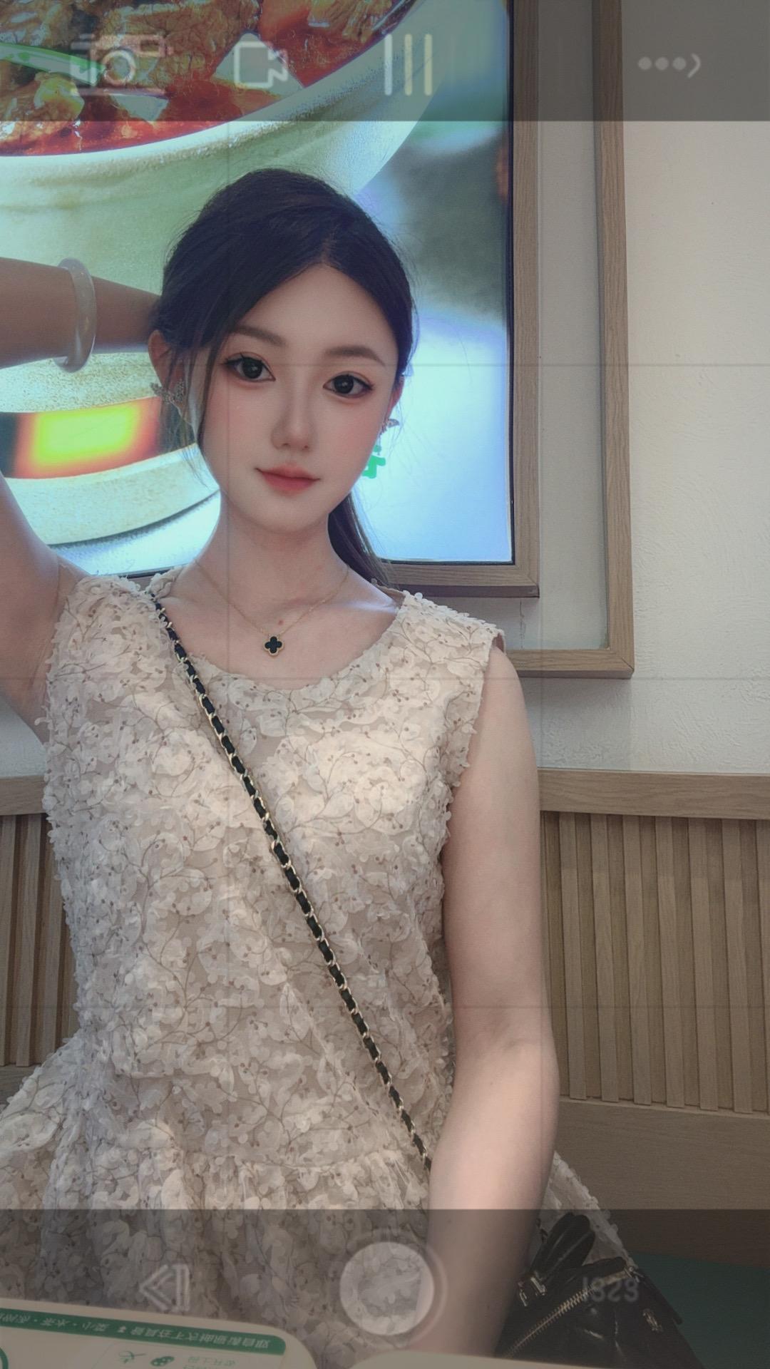 生活渐渐磨去了棱角，岁月沉淀了冷暖自知，我们都成了有心事不能分享的成年人…