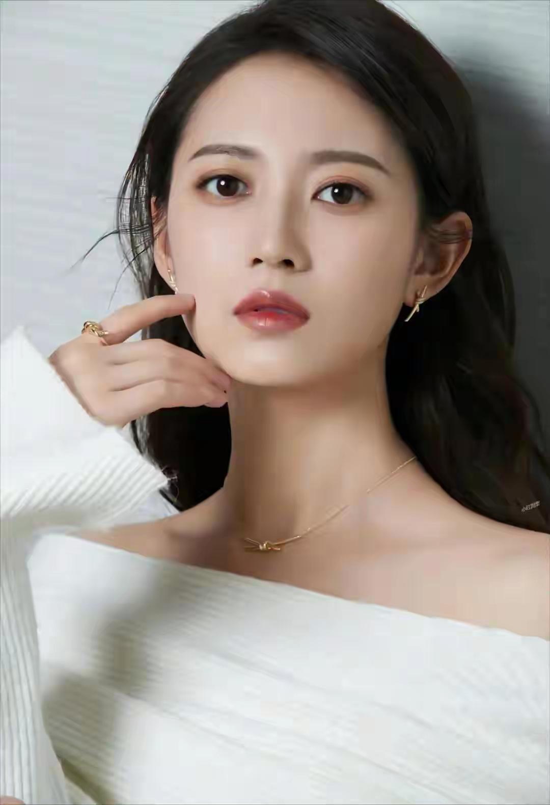 温柔优雅，金饰点缀，尽显女性魅力女生的丝袜一般能穿多久 为什么很多中老年人迷恋广