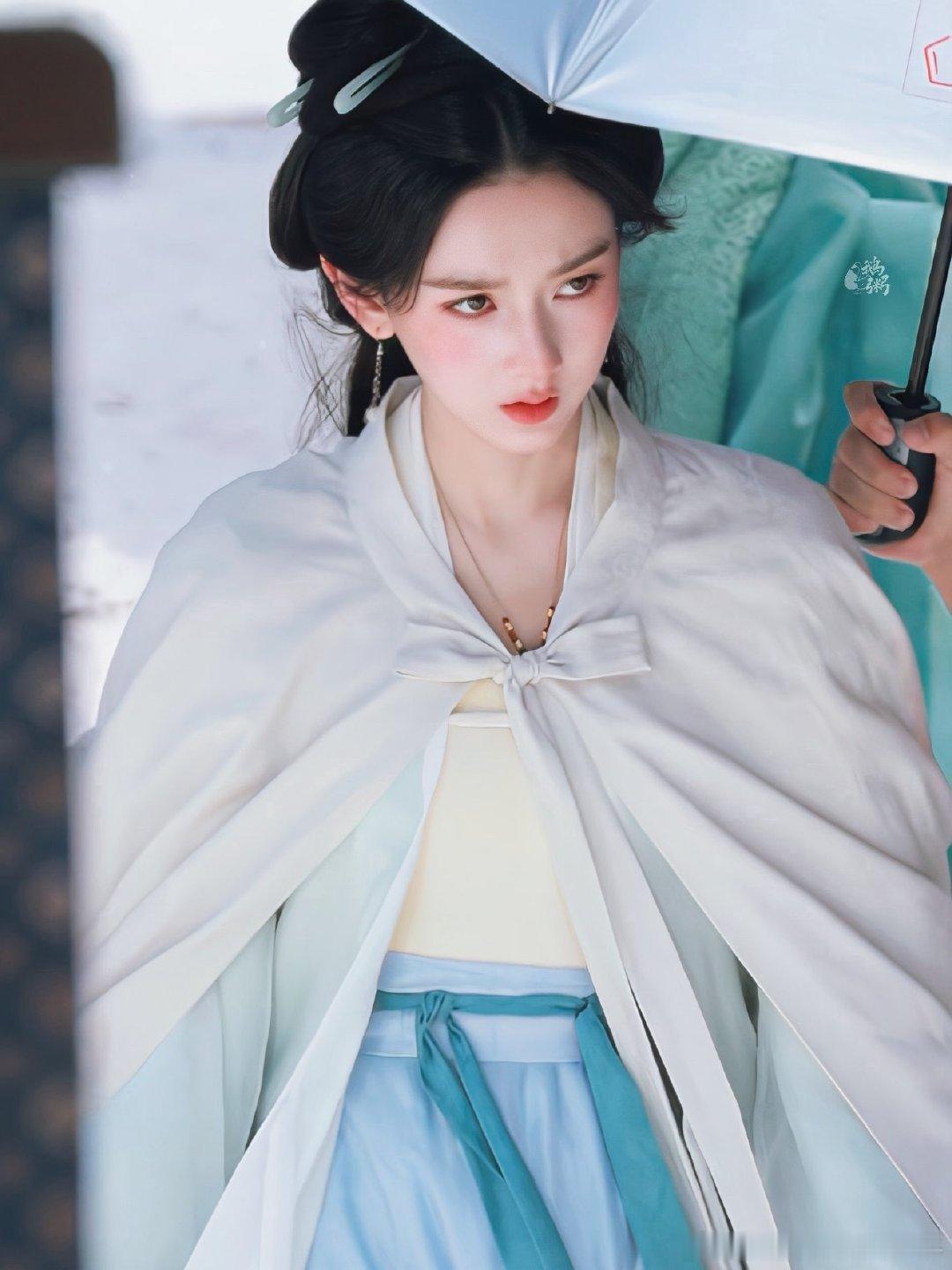 宋祖儿好正的女官味宋祖儿完美诠释正统女官气质，灵动眼眸藏着韧劲，身姿端正风骨十足