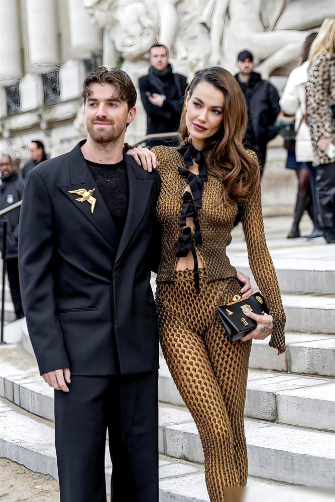 Mariana Fonseca和她男友Schiaparelli高定秀场一出场，媒