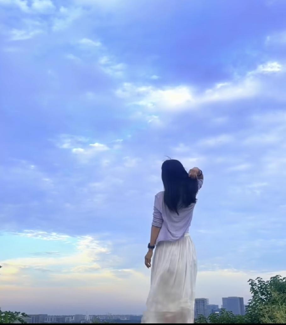 又是一个无眠的夜晚，凌晨两点二十六分，侄女查完分数后，第一时间给我打了个电话。