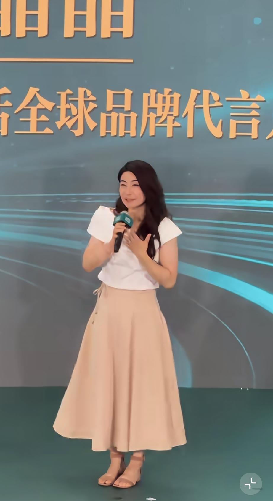 7月5日，郭晶晶与杨澜一起在新加坡参加活动，郭晶晶表达能力不如杨澜，但却眉飞色舞