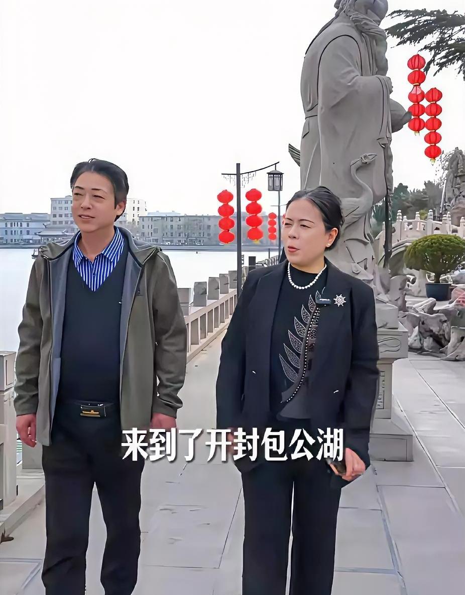 现在有些年轻人真是毫无底线，被直播间的人带着节奏，对着一位比自己妈妈年纪还大、受