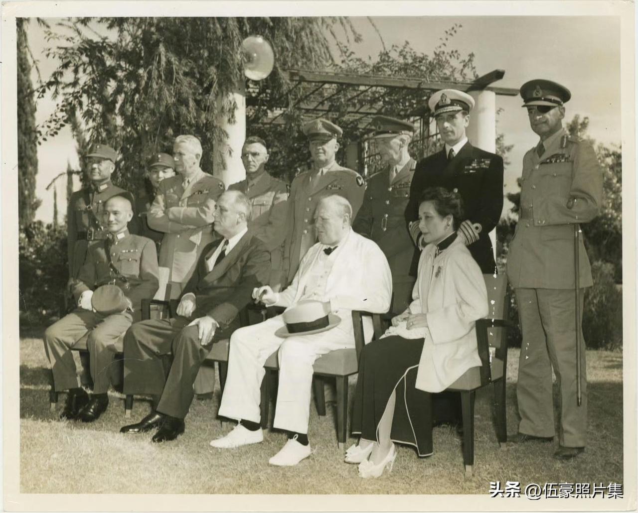 1943年，开罗会议期间，罗斯福、丘吉尔、蒋介石、宋美龄等合影。1943年12月