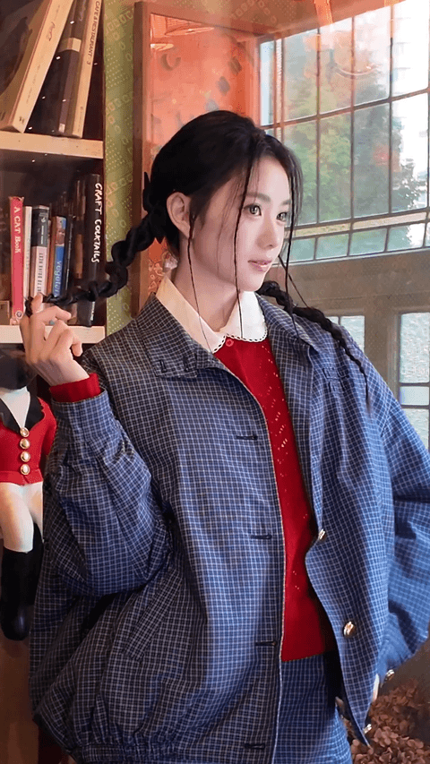 刘浩存 in Miu Miu ❤️🍬 格子套装，红色针织，加上俏皮的辫子，清丽