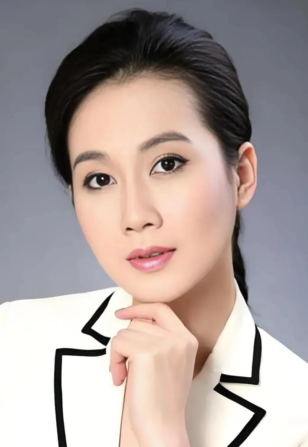 温峥嵘年轻时，给人″一眼万年”的感觉，我第一次在荧屏上见到她，就记住了她！她年轻