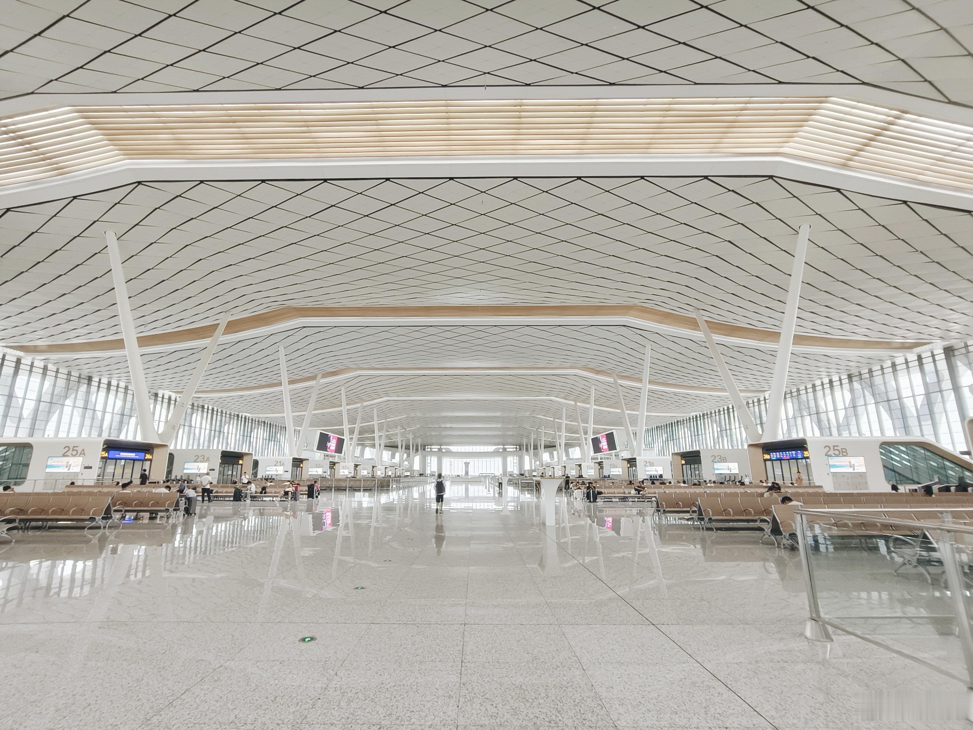 来郑州航空港站瞧瞧，和郑州东站一样大，只是现在没什么人。[吃瓜]  ​​​