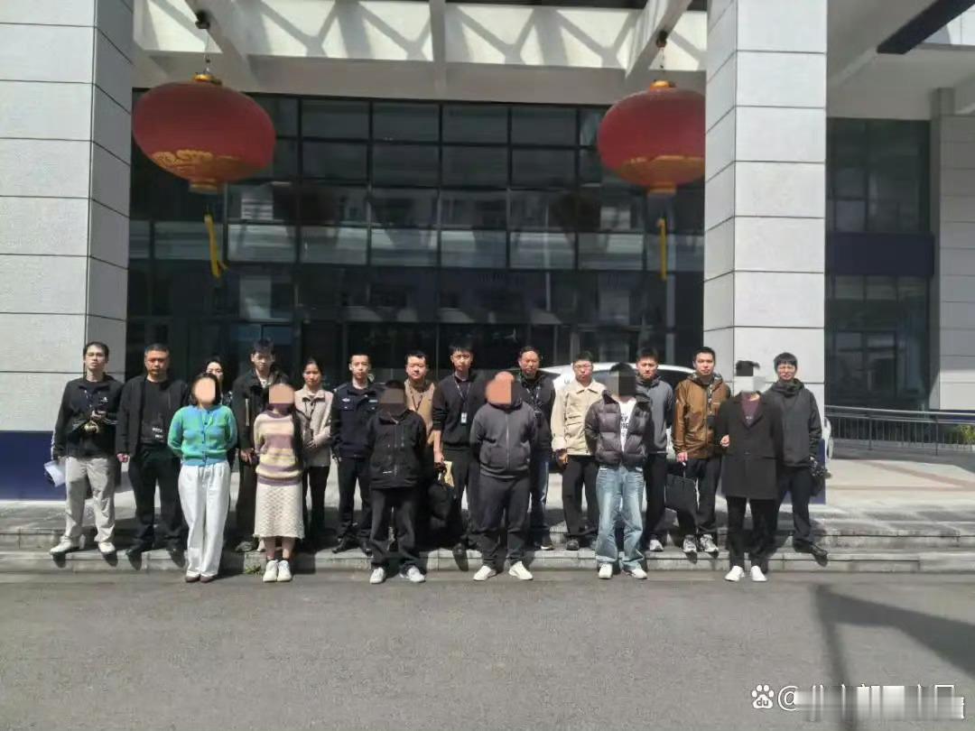 网警严查斗狠类直播13人被拘多抓一点这种，还有一堆纹身的精神小伙，天天模仿黑社会