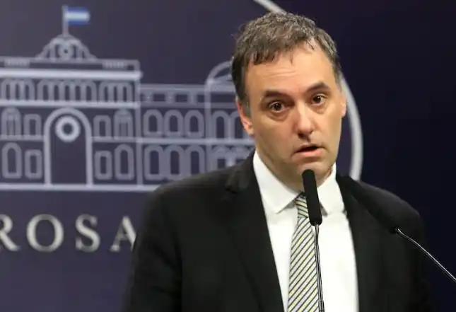 阿根廷内阁首席部长曼努埃尔·阿多尔尼，最近被扒出一堆疑似贪腐黑料，私人飞机代步、