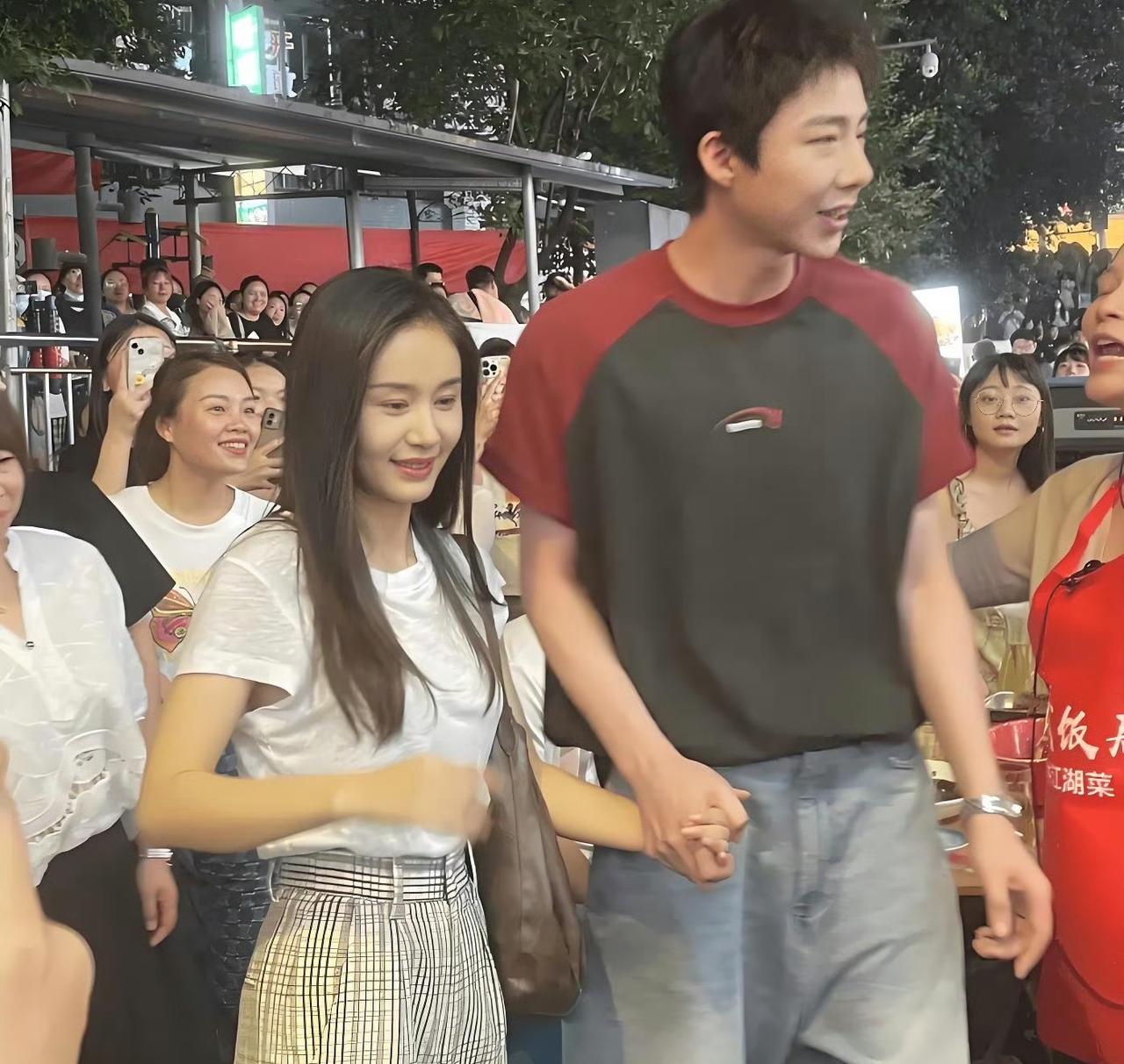王子文真的是个神奇的女明星，
她好像无论和什么身高的男明星都很有cp感，
她自己