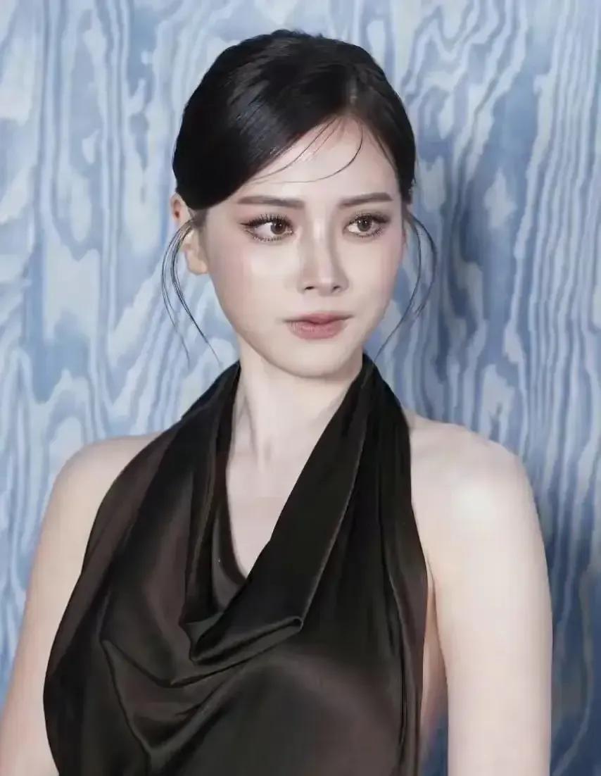 都说泰星小水好看，但她实在不是我的丝带儿，因为她眼睛的妆容像要爆眶，眼珠子小小一