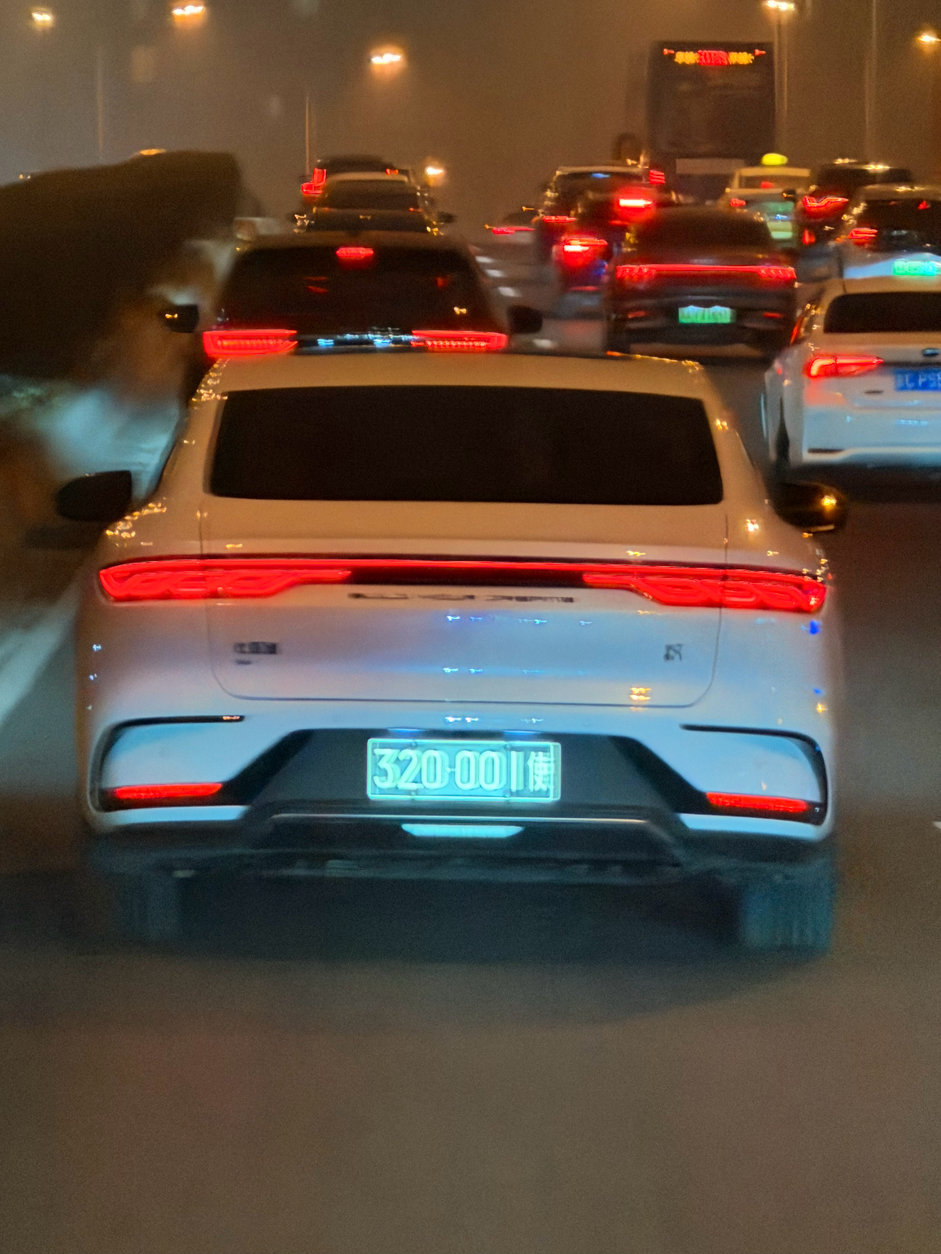 查了一下320开头的在也门大使馆的车001应该代表大使的车吧第一次看到001号大