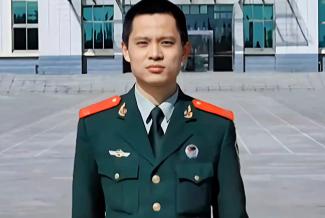 多么讽刺！2011年，22岁武警战士吴艳杰，击毙14名暴徒、救下6名人质，身中2