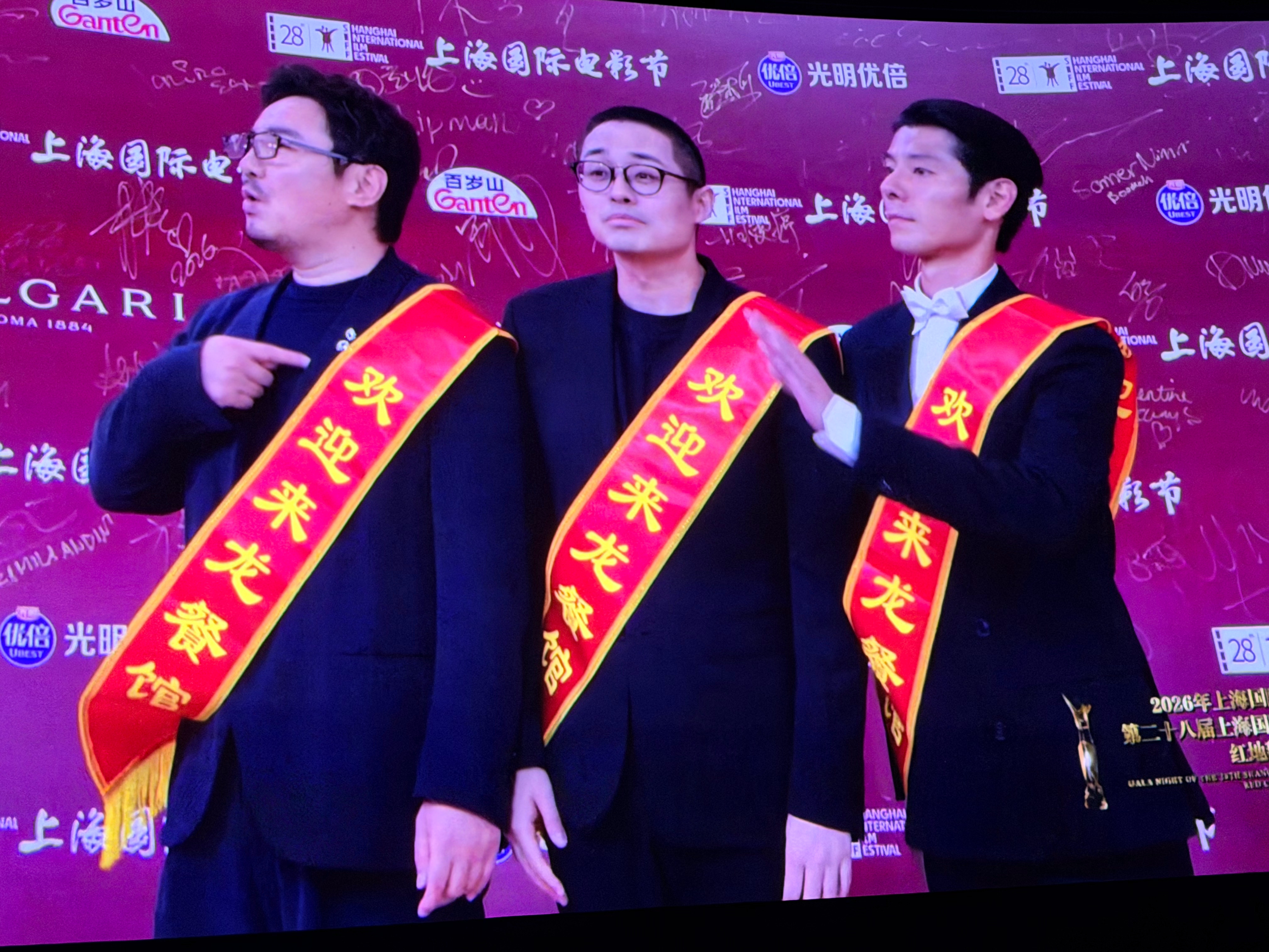 是这样的，沈腾和蒋奇明、文牧野一出现在镜头里，沉默的大光明电影院里就响起了欢快的