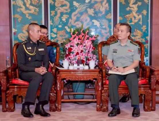 解放军请泰国武官传话：泰柬冲突以来，中方没给柬埔寨一枪一弹。
 
据泰国媒体7月