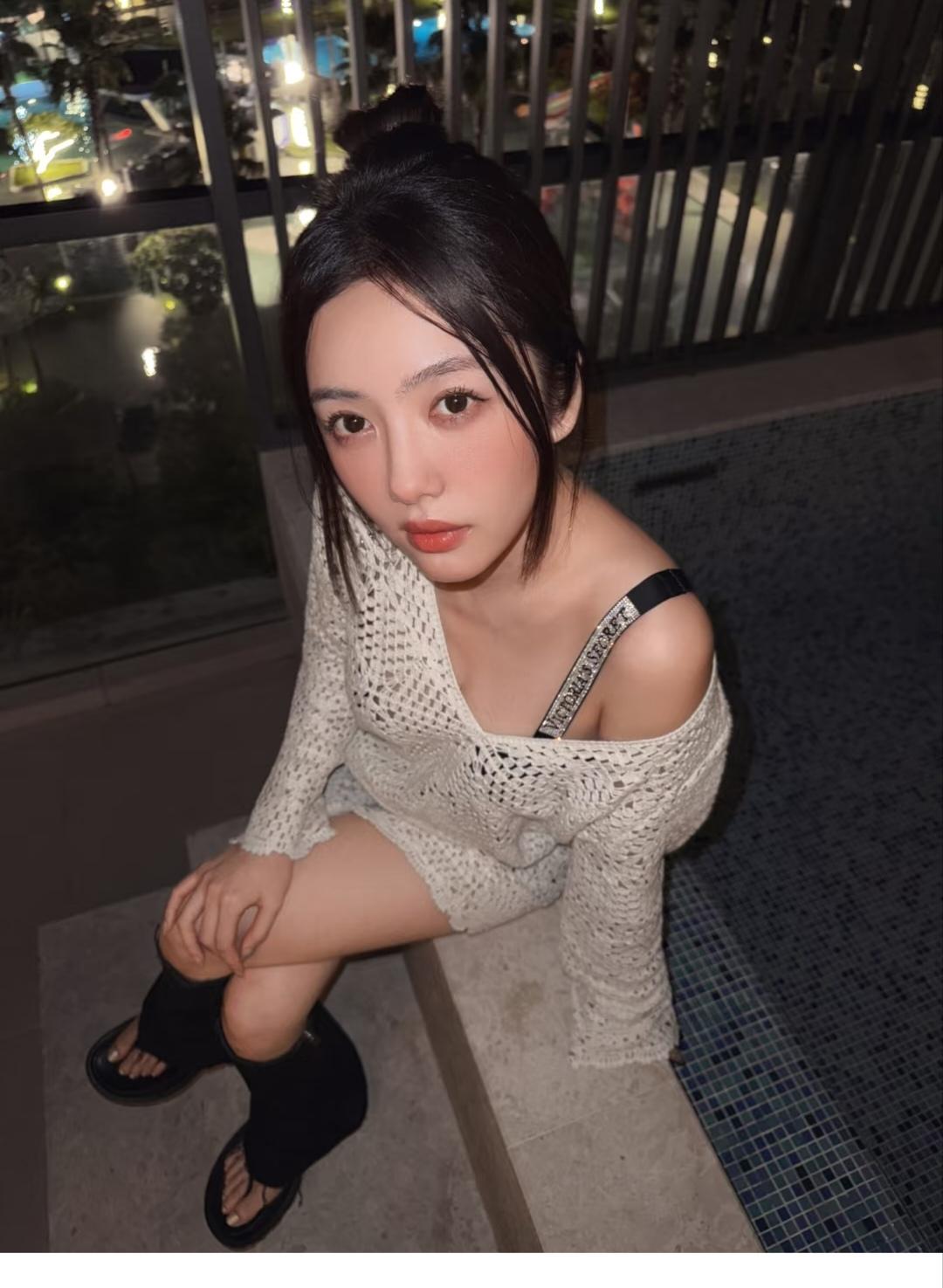蔡文静，虽然脸蛋很美，但脚丫子更吸引人眼球。