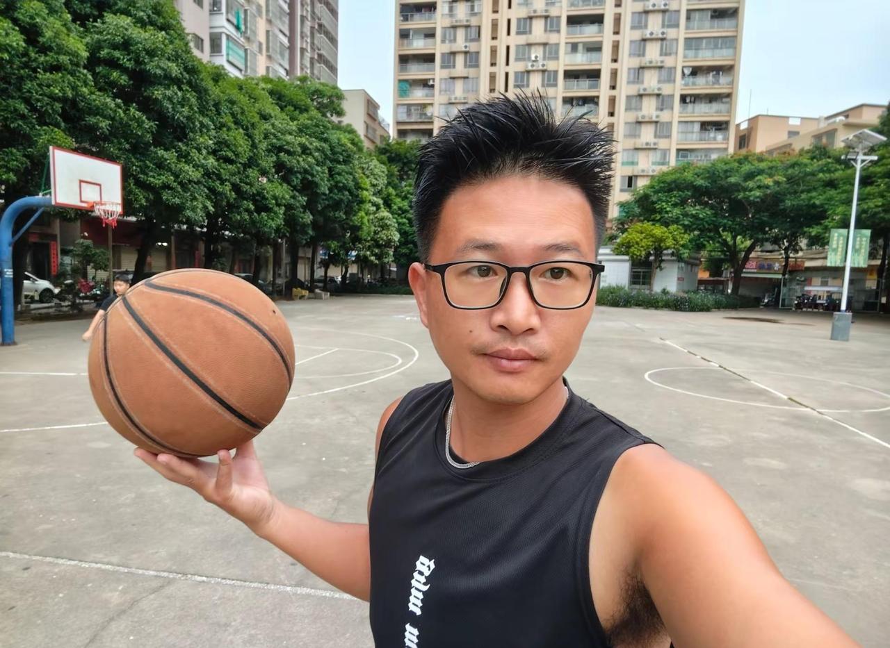运动与篮球。今日阴天⛅，天气不错，早起打球锻炼身体哇，打起来就舒服了，老铁们你们