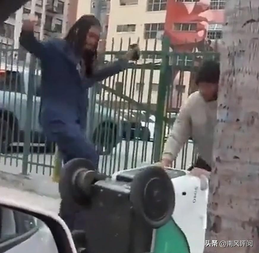 最近国外街头出现有意思的一幕，不少当地年轻人扎堆围堵在路上跑的外卖机器人。这些自