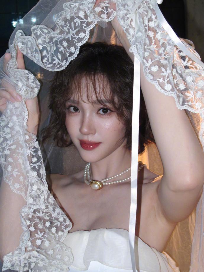 唐艺昕旧时光里的珍珠美人唐艺昕卷发与珍珠的浪漫邂逅手捧一串珍珠，与暖光相拥，解锁