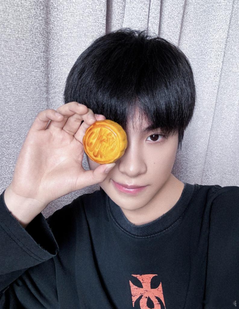 #杨超越娱乐圈最好的朋友是黄明昊#杨超越的回答让人深思，在娱乐圈中能有一个好朋友