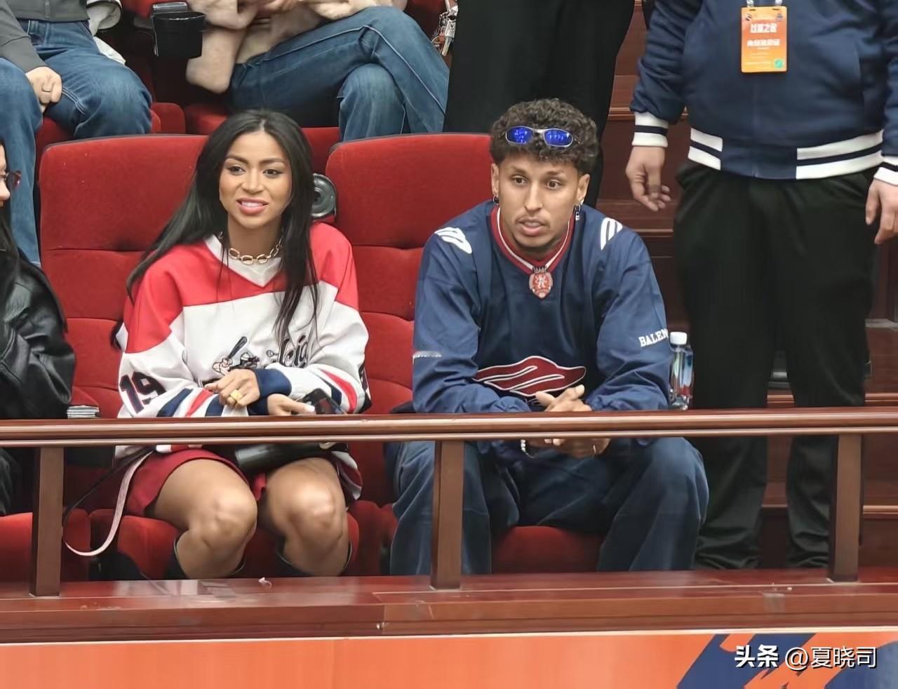 克雷桑来了，泽卡也来了，泰山队球员组团来看山东男篮比赛！