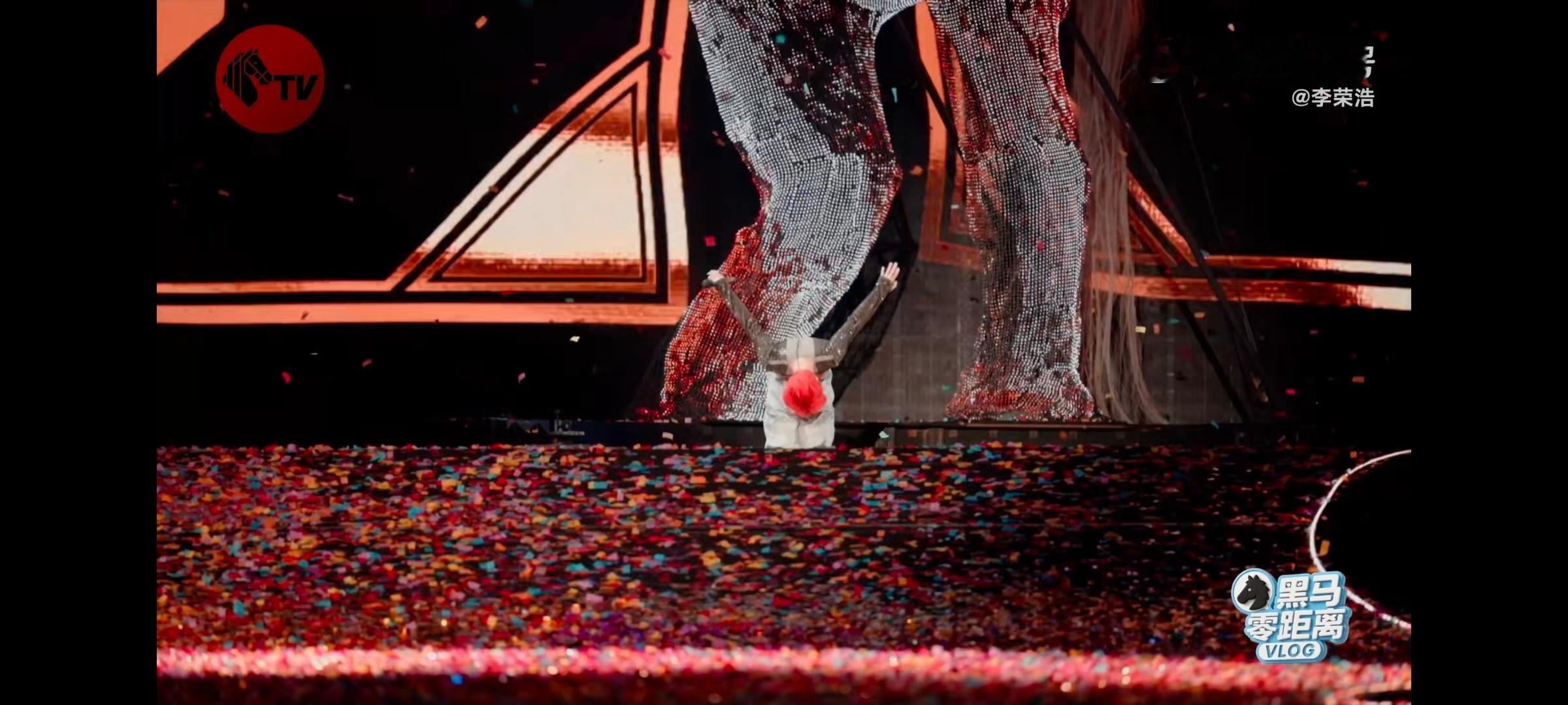 李荣浩黑马太原站vlog散场的灯光亮起，耳机里的人走下舞台，但那些歌声和感动会永