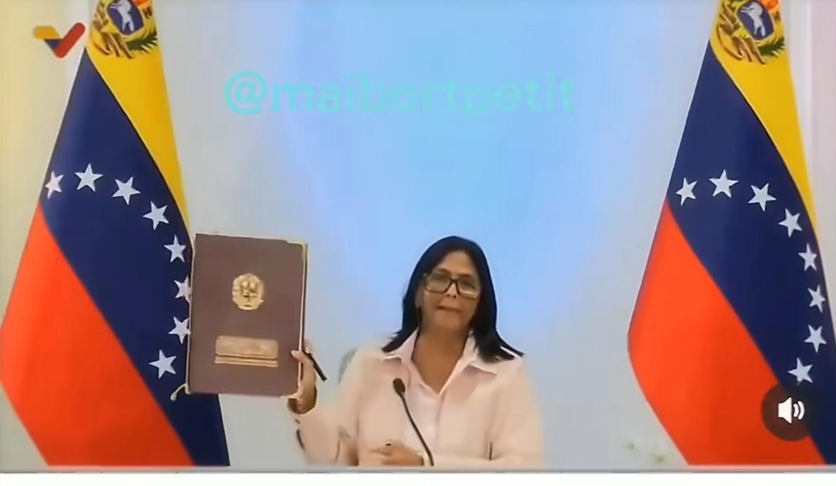 罗德里格斯取下了所有查韦斯和马杜罗的画像，她签署了《矿业法》！以放松矿业部门的管