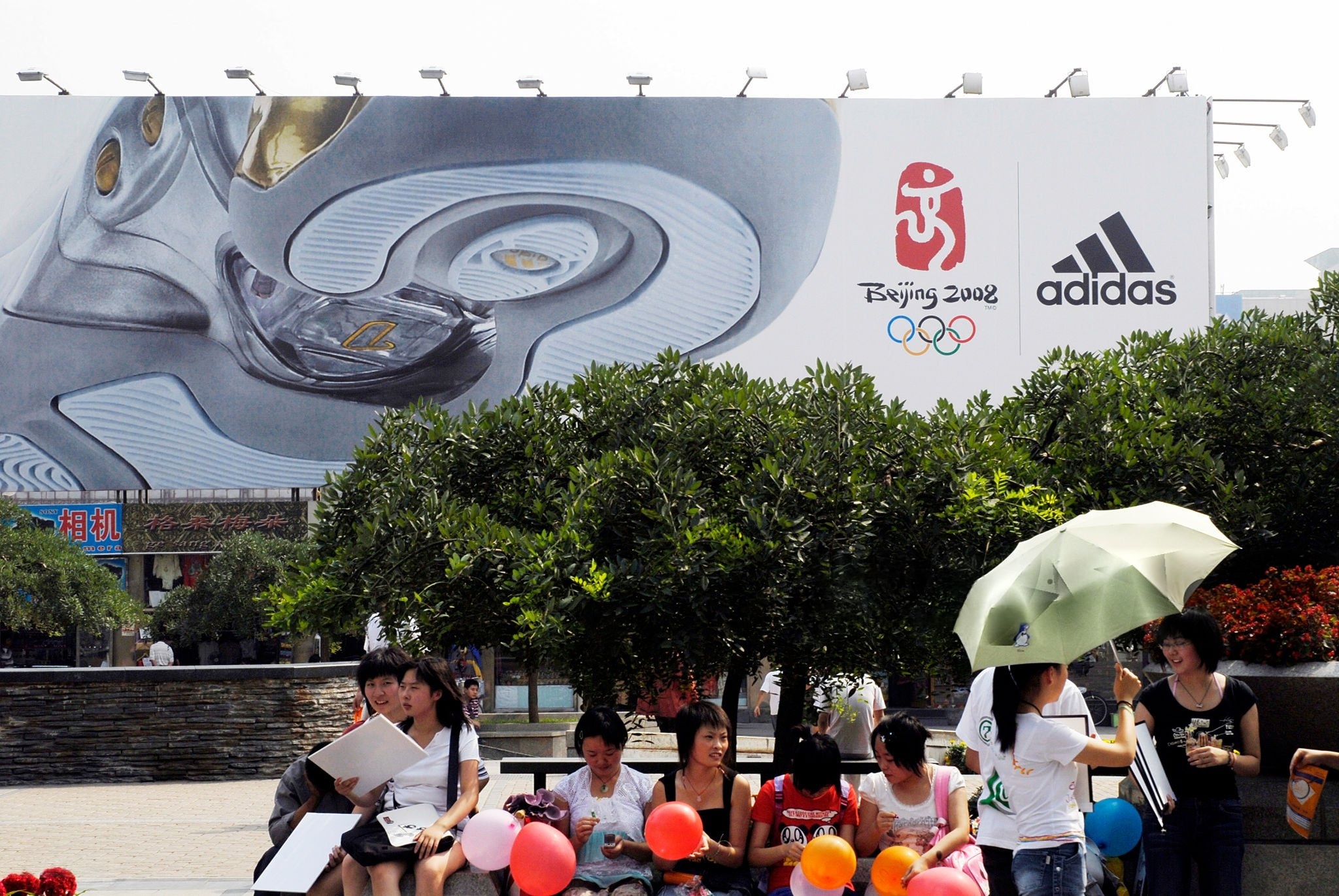 2008 奥运年 北京街头 adidas 1.1 B  智慧篮球鞋广告鞋控的日常