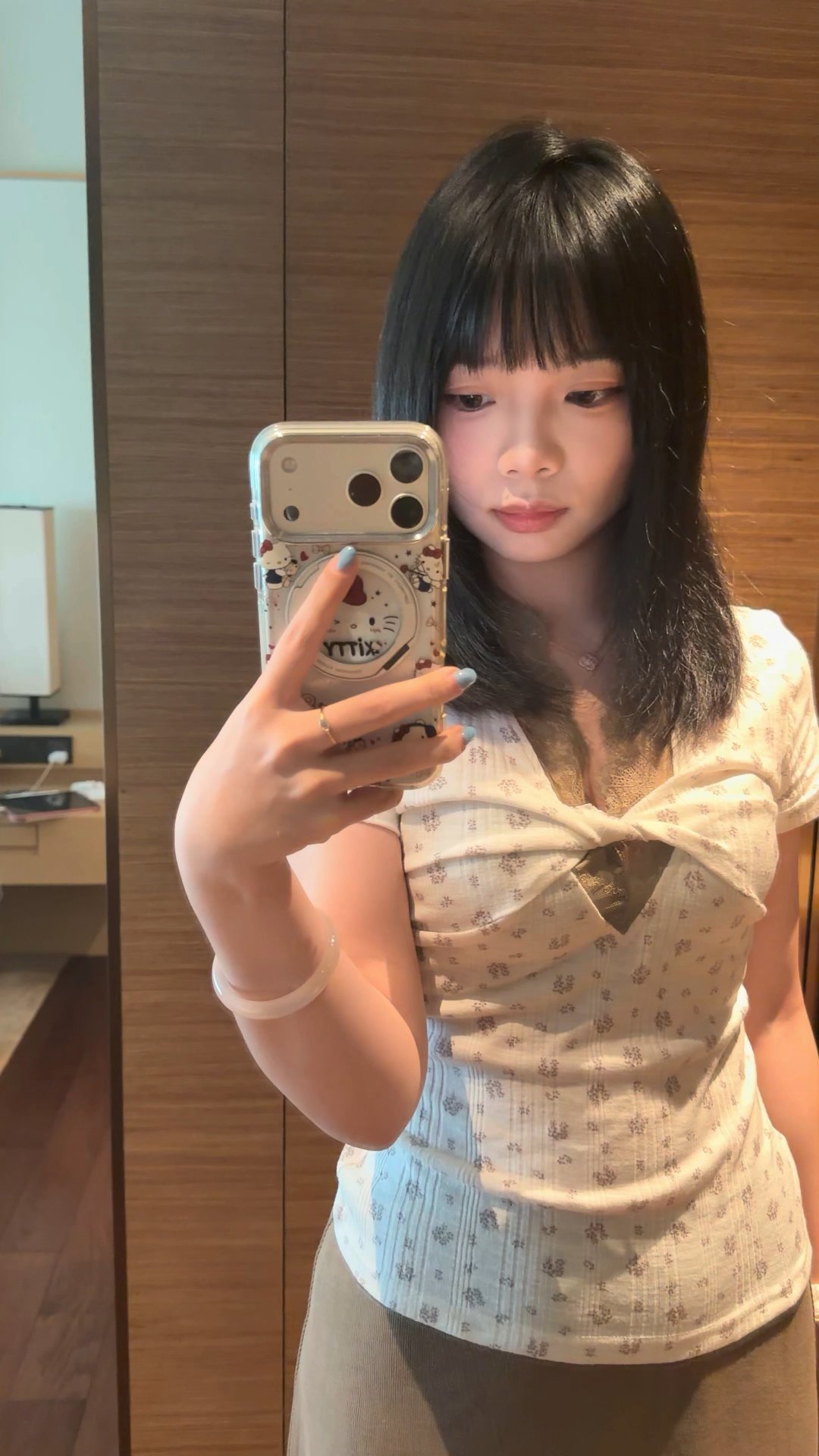 和以往不同的是,过了今晚我的手机就要低人两等了，不仅要低iPhone 18系列一