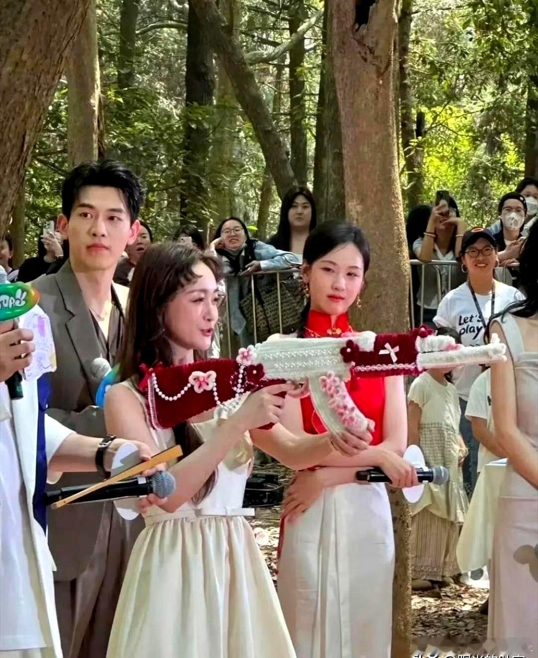 不情愿全写在眼神里，这姐是懂拒绝的。 手刚搭上腰，陈都灵的眼神瞬间就变了，那种嫌