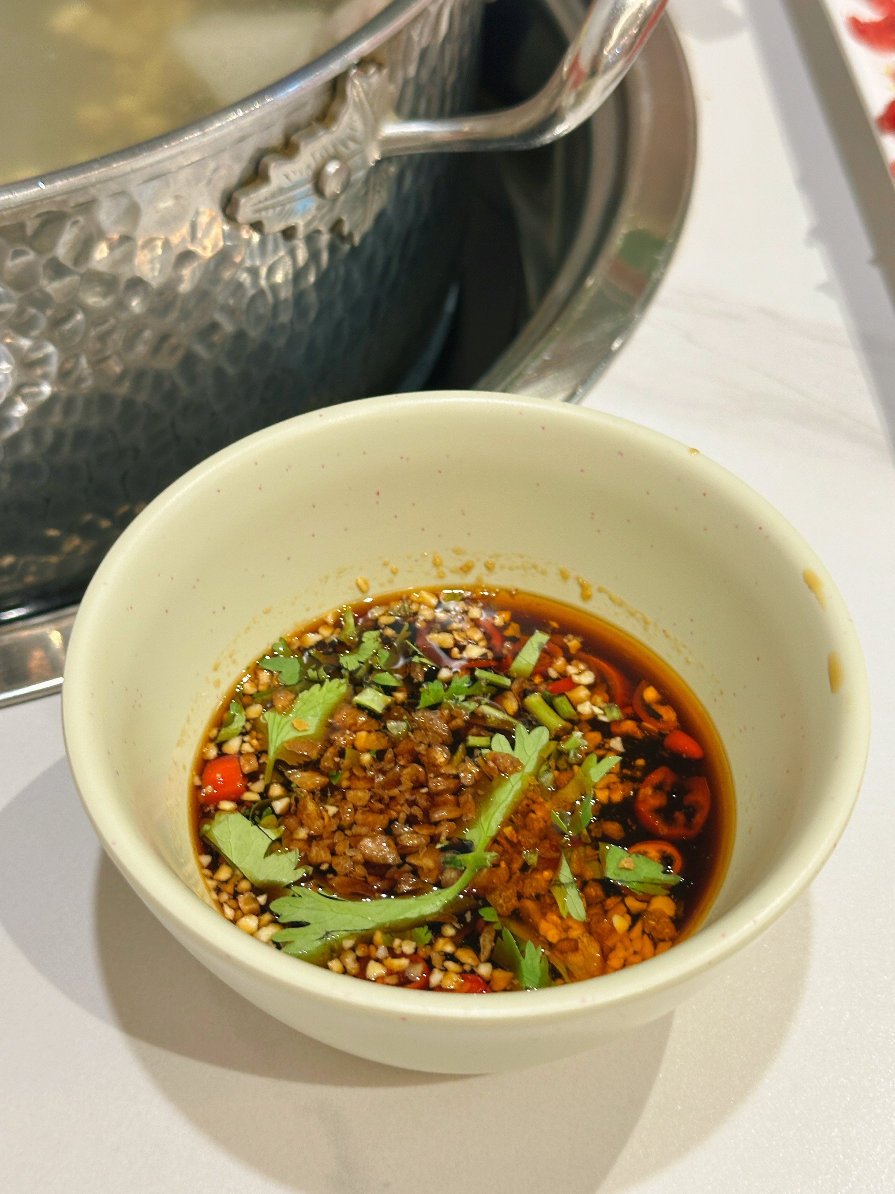 下午在外面饿了一个人去吃了潮汕牛肉火锅我以前吃任何火锅都只吃麻酱现在吃海鲜汁热量