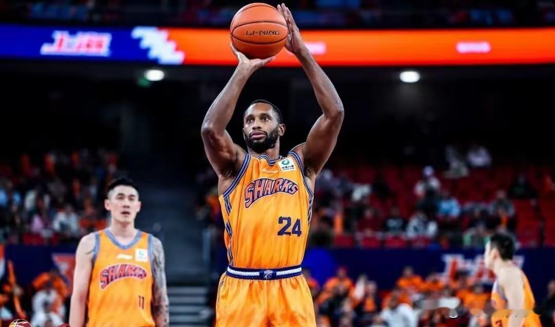 那些说要裁掉弗格的人在哪里？出来走两步！
今晚广东跟上海的杯赛开打，半场结束上海