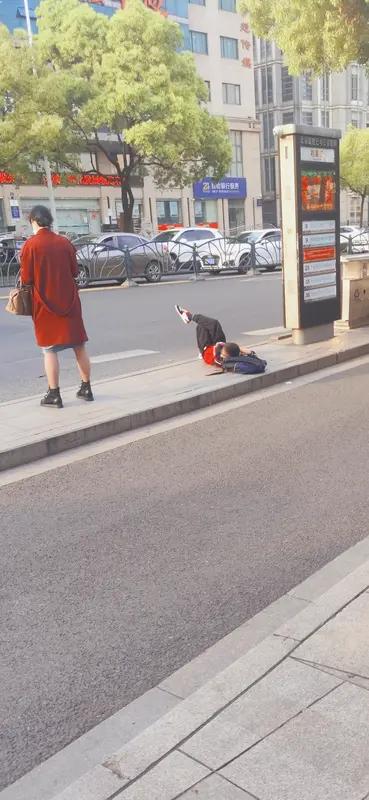 对于路遇老人倒地扶不扶，说认识的扶一下，不认识就算了，这想法挺现实。以前彭宇案等