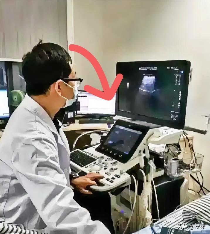 这个医生火了。
湖南长沙一55岁男子在医院被诊断出肝癌晚期，情况危急。妻子毫不犹