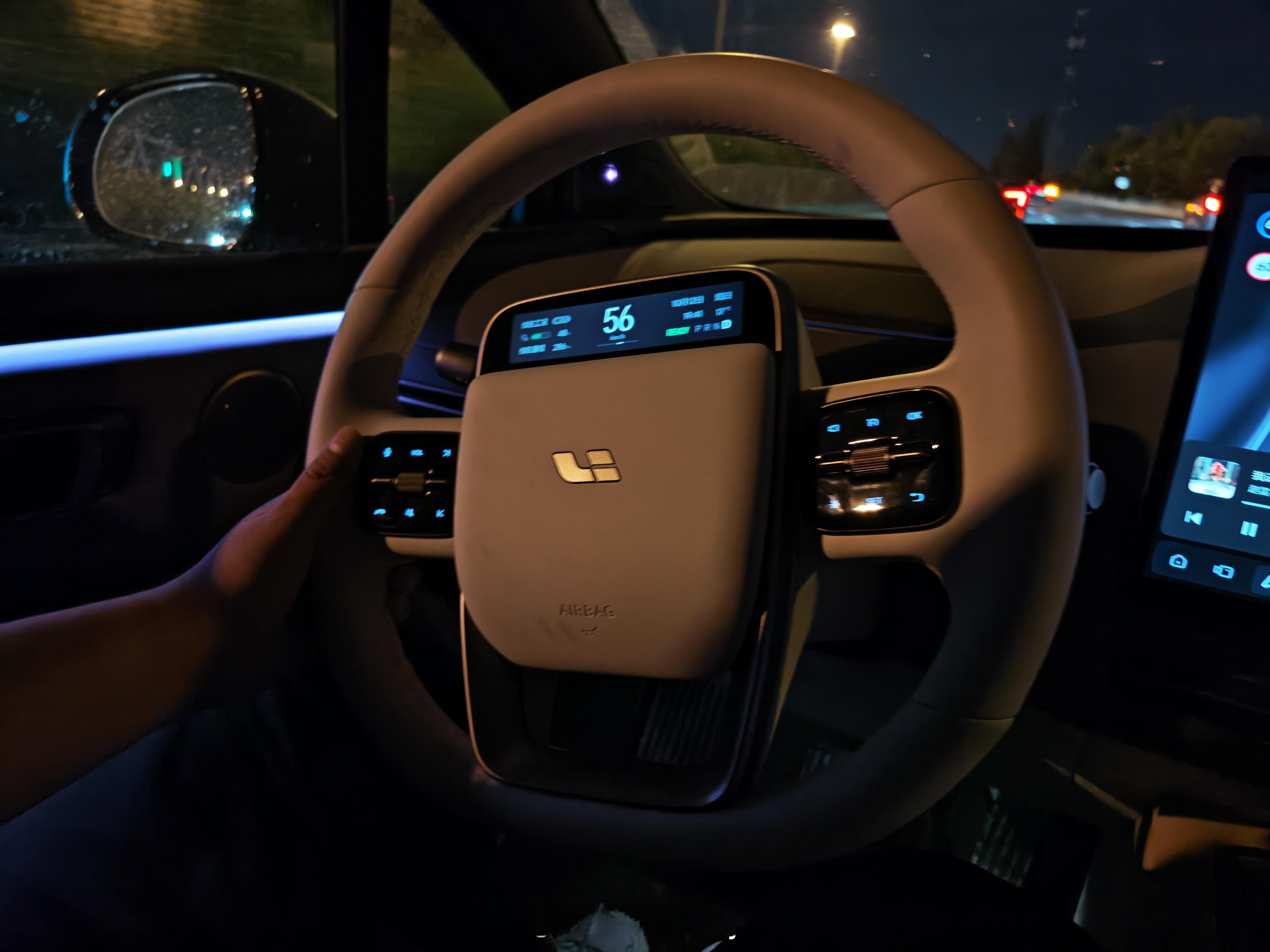 理想i6到北京啦，小李师傅到位。日常出行就是舒心，太喜欢理想的乘坐感了。科技看电