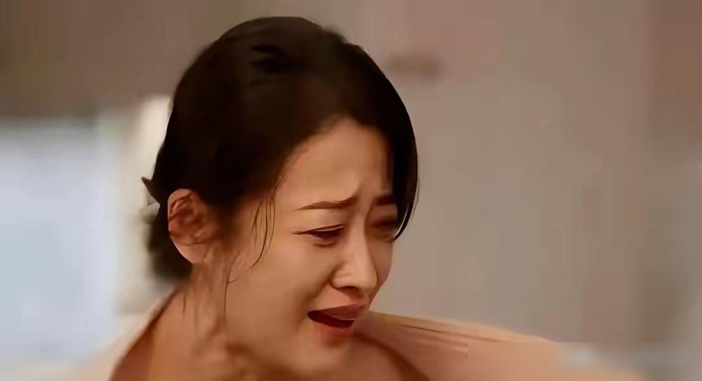 2023年那部《打开生活的正确方式》，梅婷那段脱睡袍的戏，到现在还有人念叨。