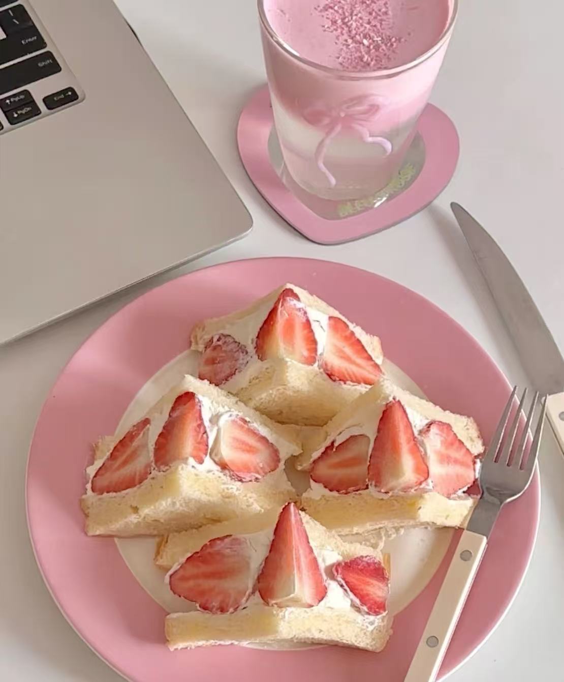 邪修三明治有多好吃 封神级三明治！料足到溢出，肉香混着芝士奶香，咬下去层次感直接