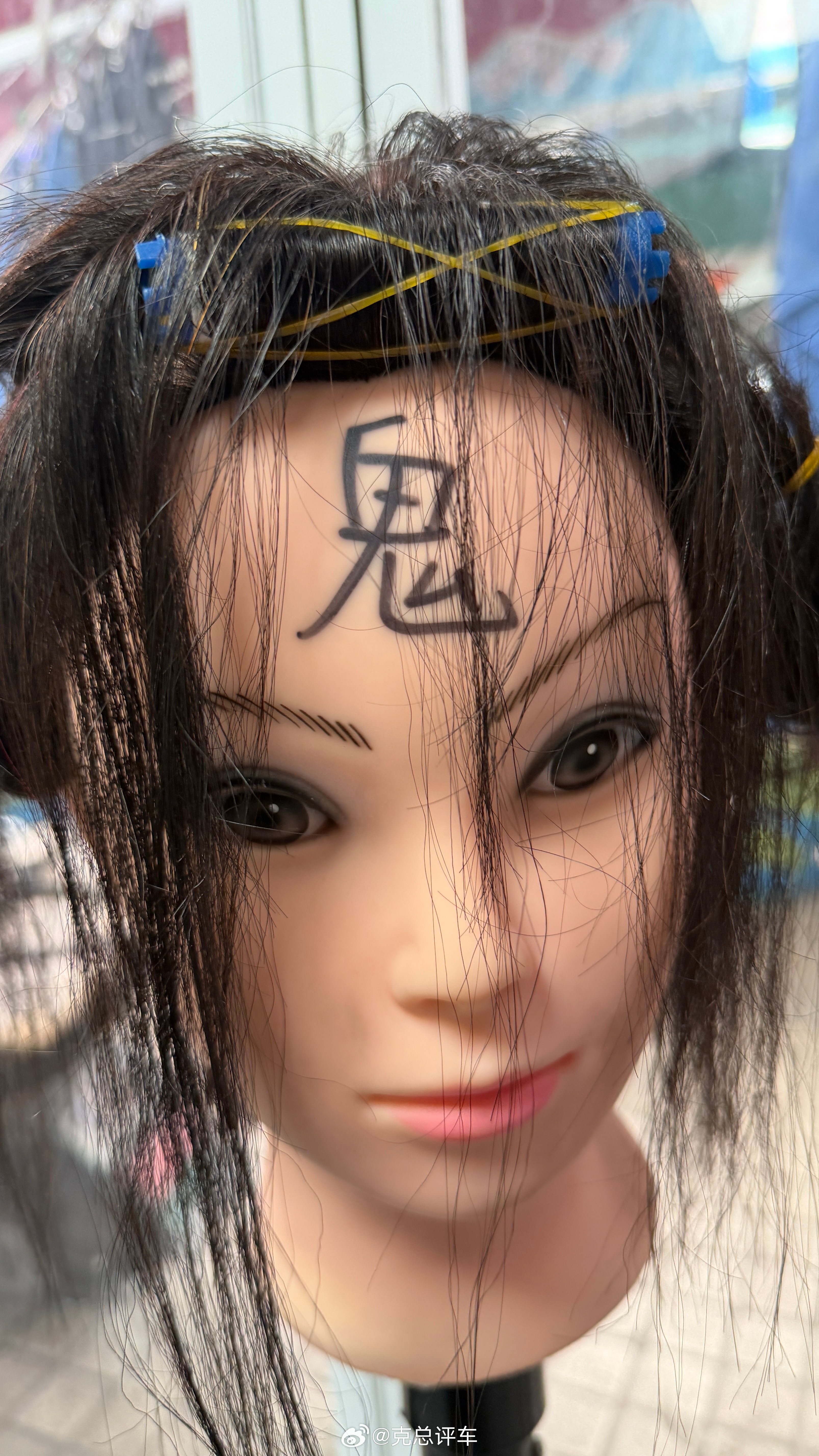 理发店里见“鬼”了… 