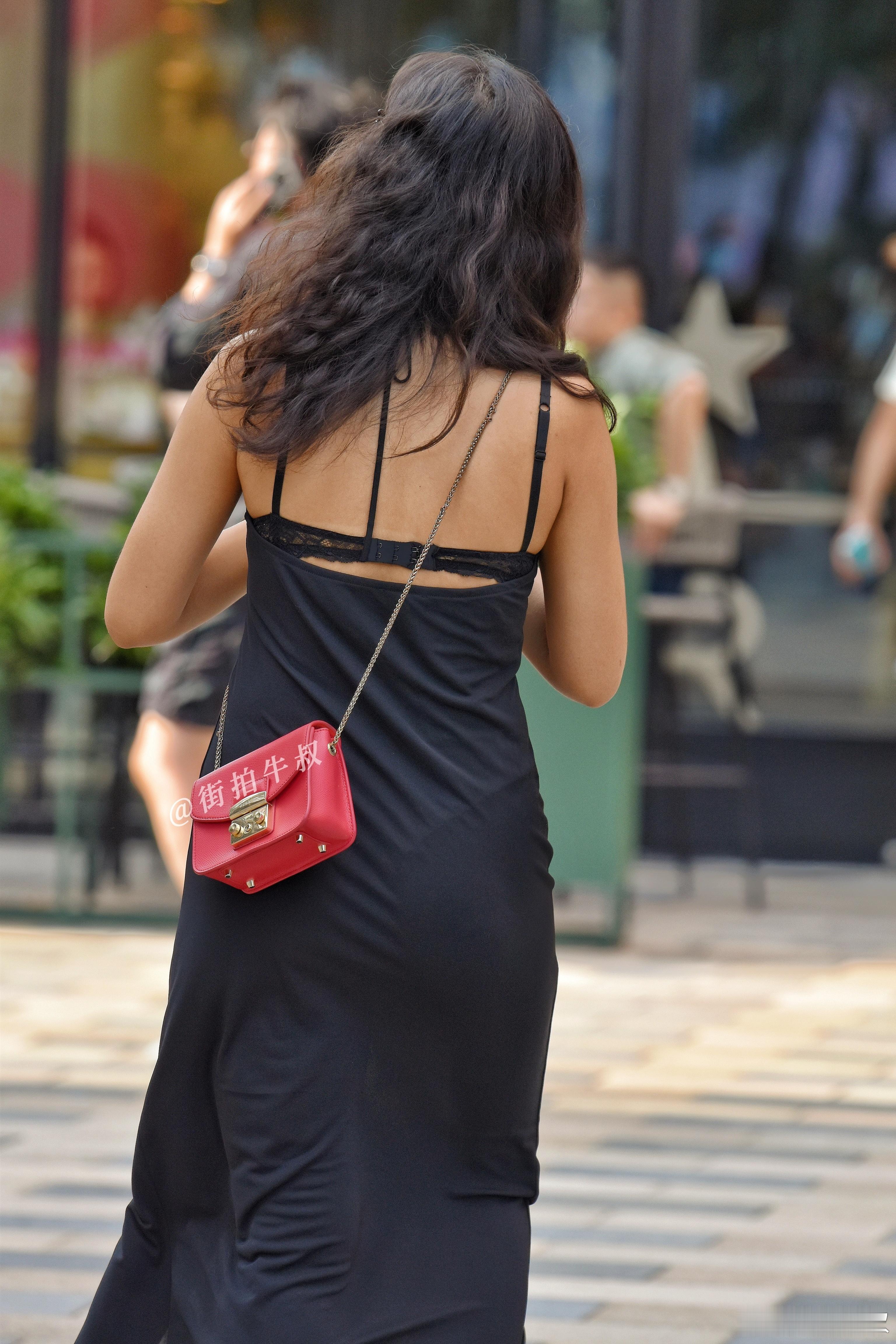 性感的黑色挂脖长裙 