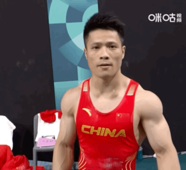 我可太喜欢中国举重队的办事节奏了。一直躲在后台闭目养神：等他们都搞完了再叫我！一