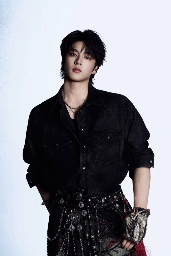 刘耀文撕开沉寂刘耀文加冠概念照刘耀文加冠概念照,刘耀文撕开沉寂,这个酷酷的耀文就