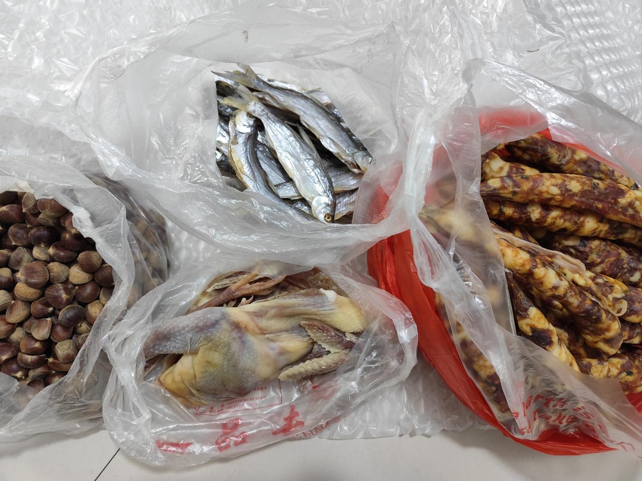 前一阵子跟爸爸妈妈打电话
随口说想吃家里的腊肠
没想到没过多久
爸爸妈妈就给我寄