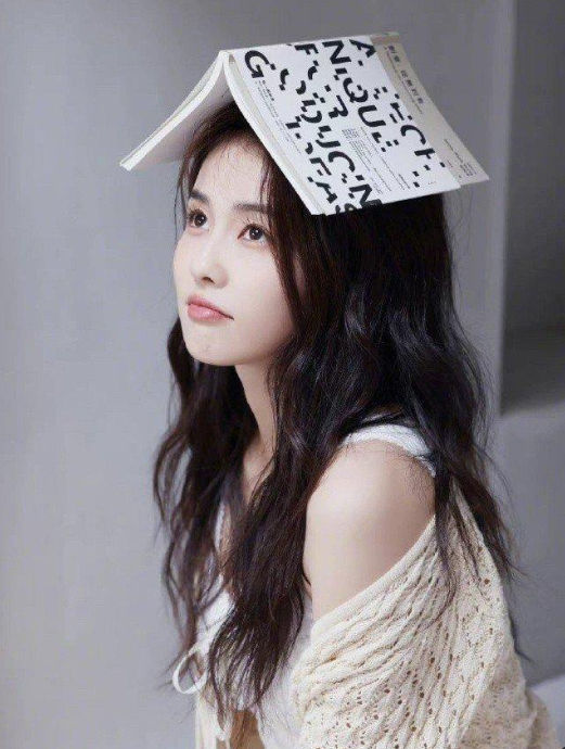 1、章若楠《想你了》票房意外的好！章若楠，金靖主演电影《想你了》，上映首日票房超
