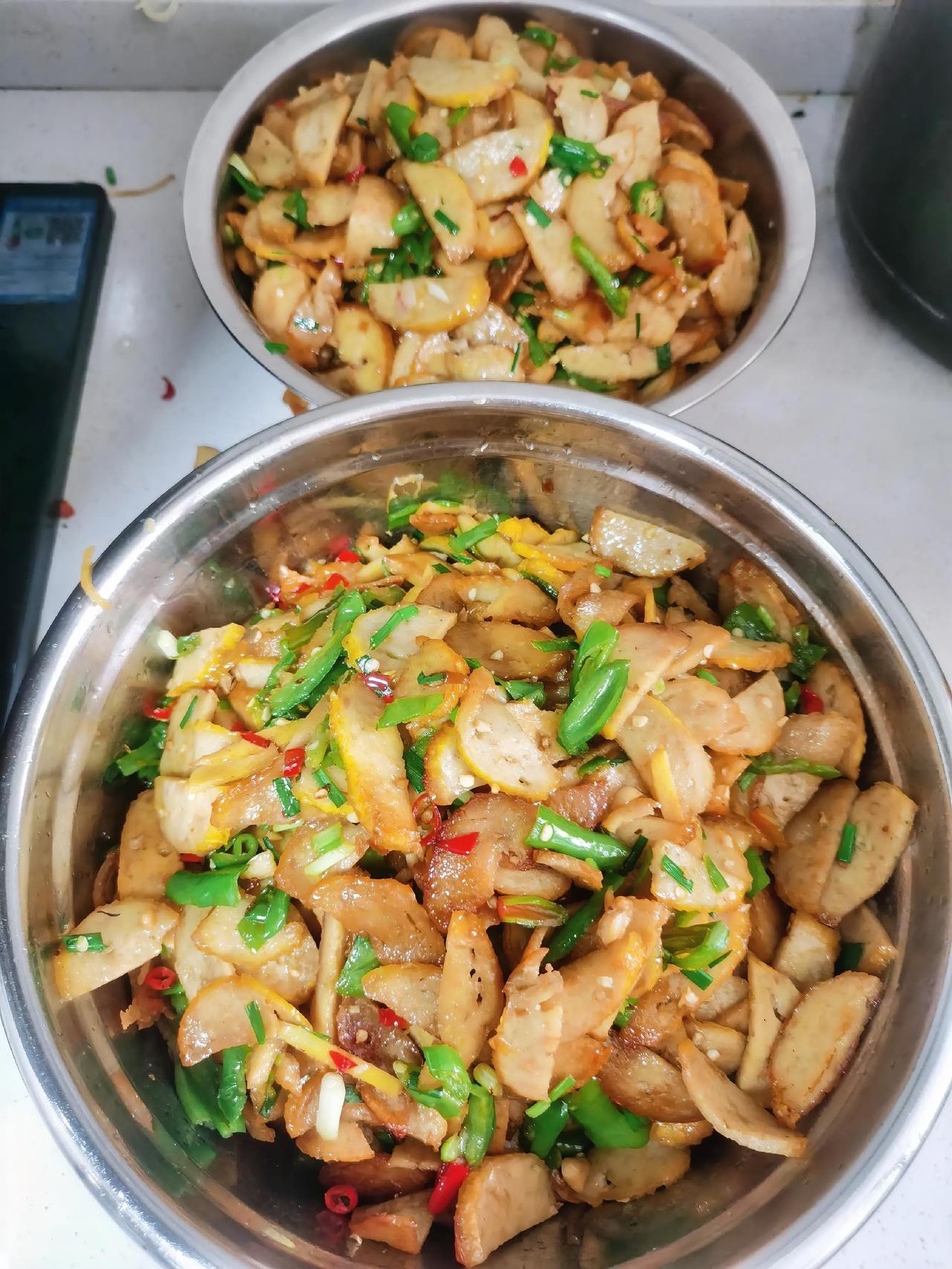 今日食堂家常菜谱
爆炒金丝肉卷
猪肉炒土豆丝
冬瓜汤。

人生里没法掌控的事实在