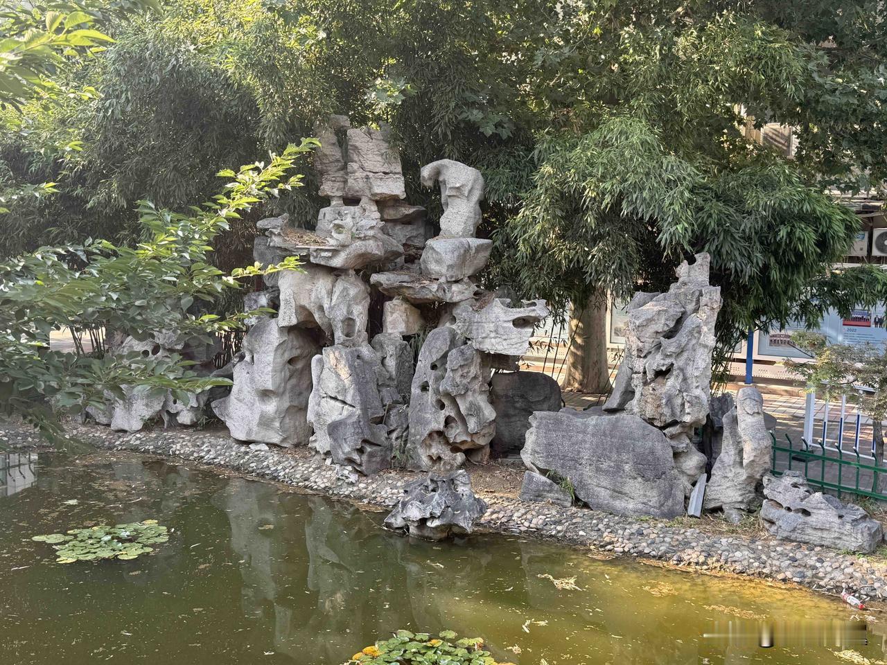 【小对联】
上：迷恋；
下：……？