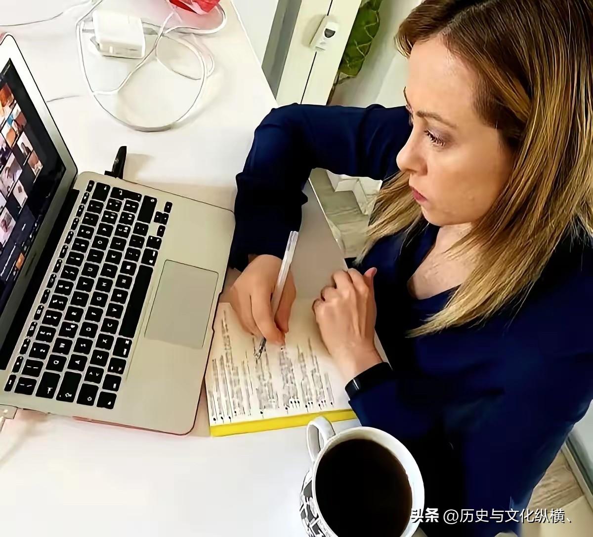 梅洛妮上班犹如小学生上网课。