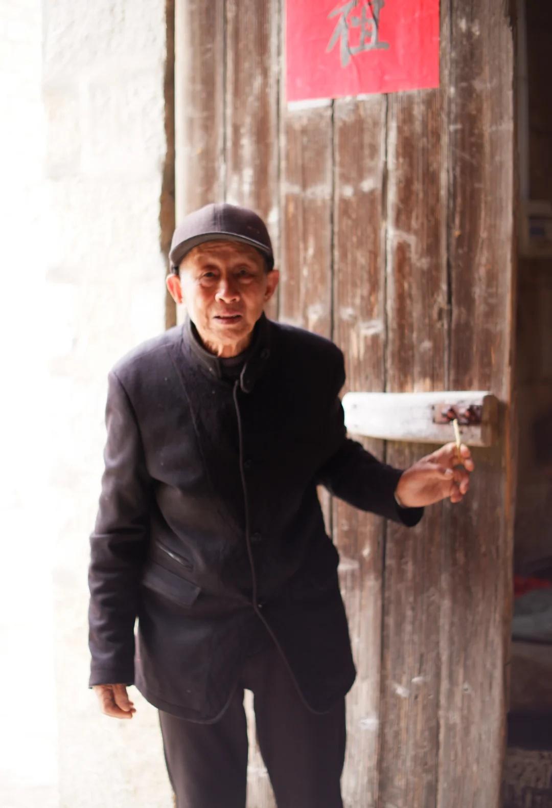 福建平潭寻人启事
男，年过八旬，有点老年痴呆和耳背
外出时身穿灰白色短袖，黑色长