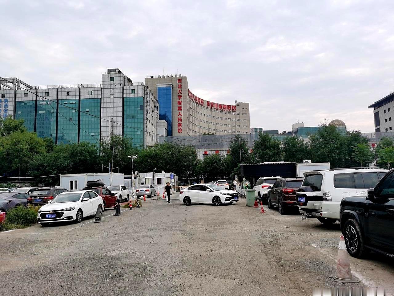 西安大差市四院对面那块空地，还空着？
一晃十多年，最繁华地段硬生生闲成了简易停车