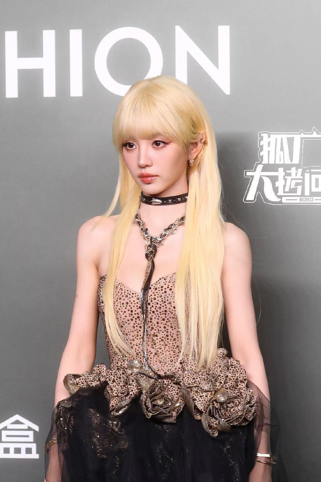 田曦薇冷脸酷Queen金发真的好像公主，配上冷脸萌像叛逆的公主，宝宝宝宝宝宝！ 