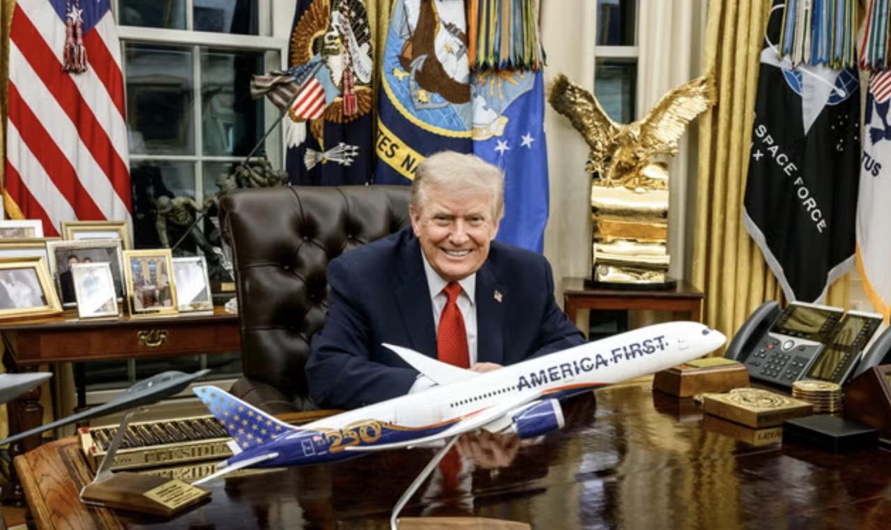 250……这是特朗普在圣诞节第二天展示的飞机编号，完整名称是“美国优先250”。